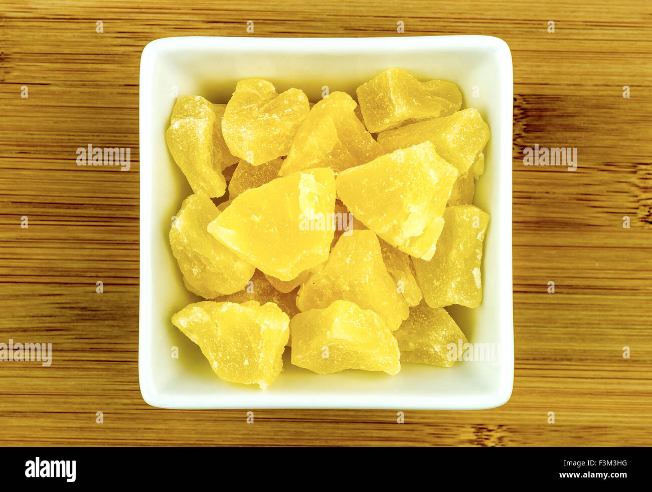 Getrocknete kandierte Ananas in Schüssel Stockfoto