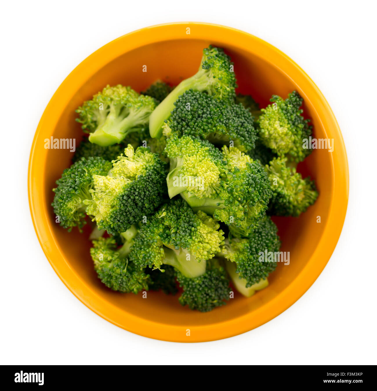 Luftaufnahme des frisch geschnittenen Stücke von rohen Bio Brokkoli in eine Schüssel geben, die isoliert auf einem weißen Hintergrund. Stockfoto