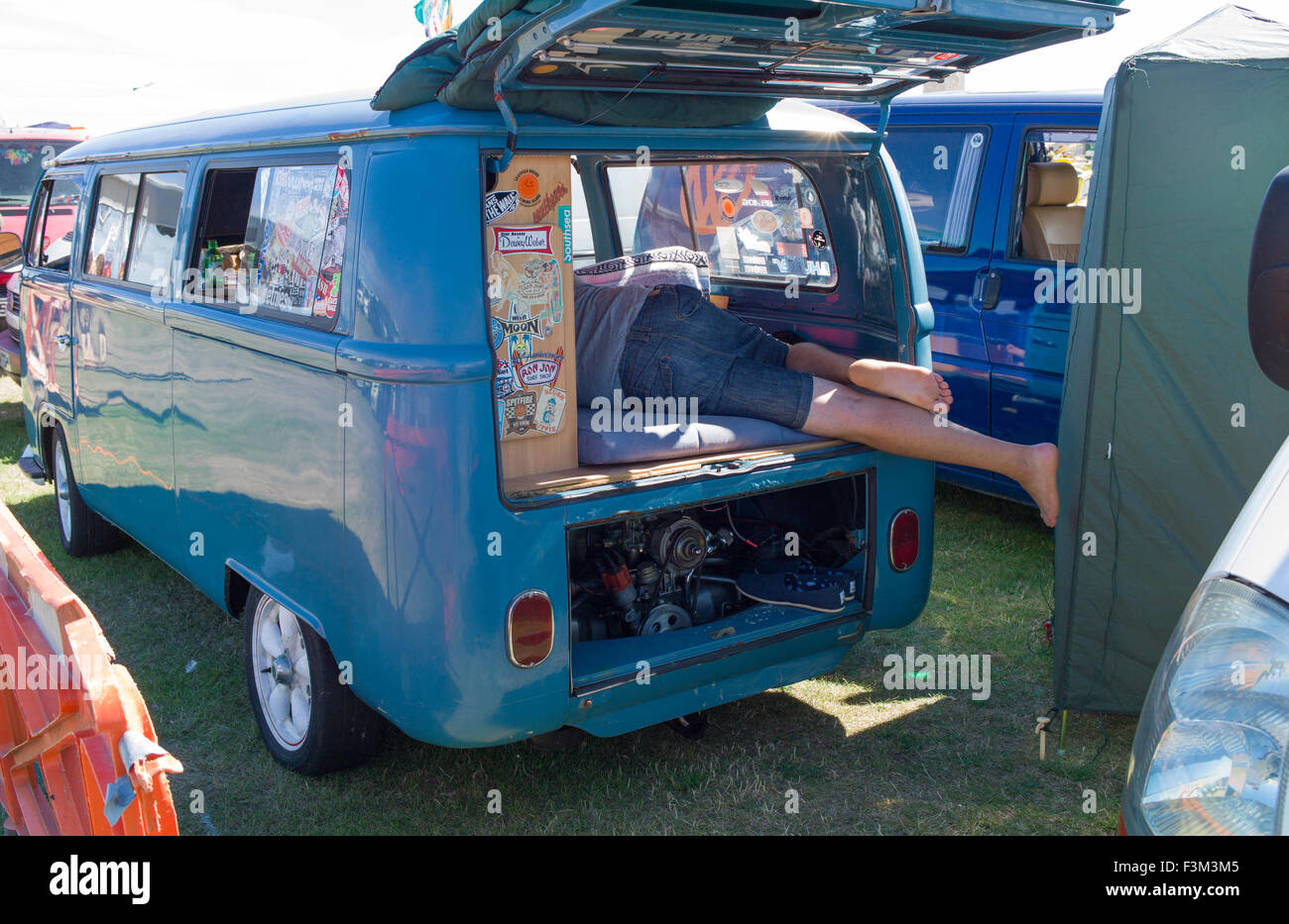 Man schläft in VW Campingbus Stockfoto