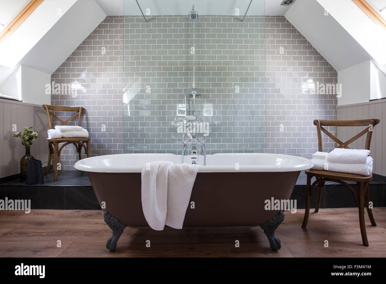 Roll Top Bad mit Ball und Klaue Füße in Luxus-Badezimmer Stockfoto