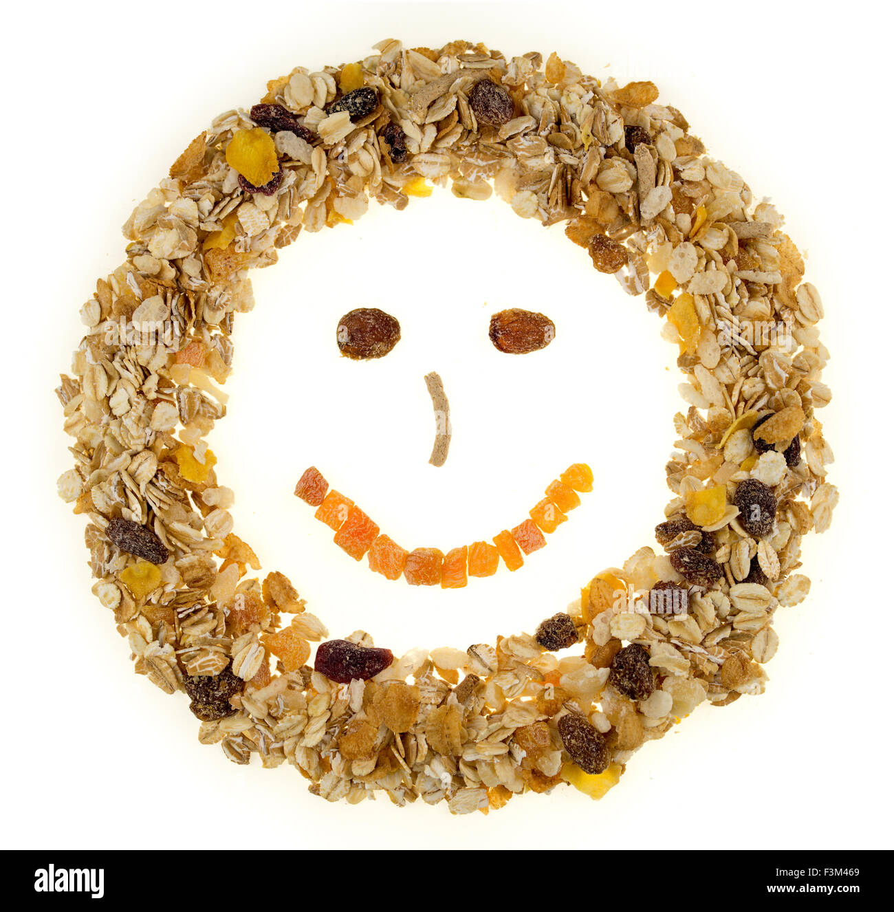 Frühstücks-Cerealien und Müsli in ein glückliches Gesicht vor einem weißen Hintergrund geprägt Stockfoto