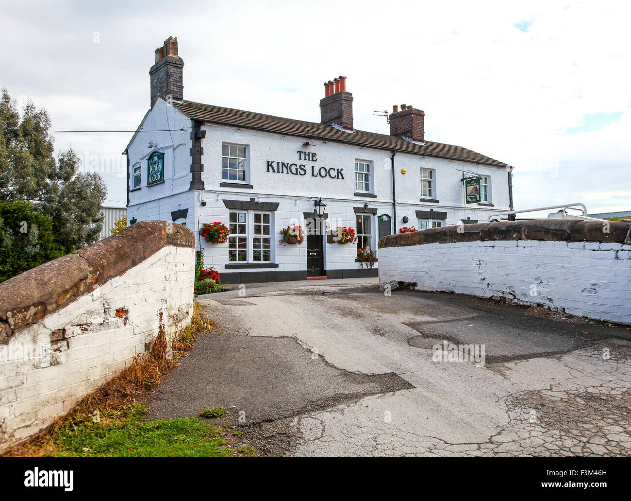 Der König Schloss Pub auf dem Trent und Mersey Kanal bei Middlewich Cheshire England UK Stockfoto