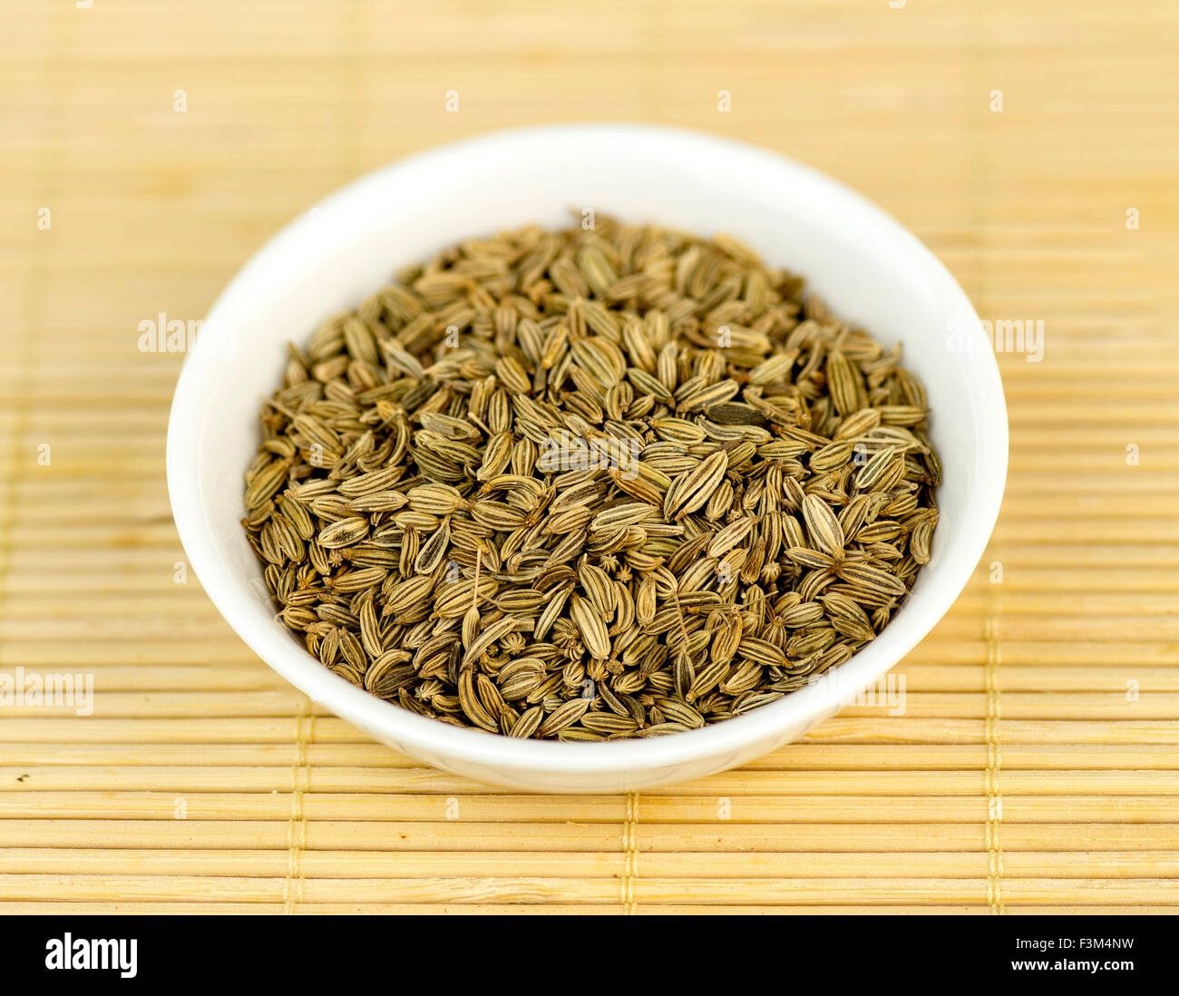 Kümmel in Schüssel aus Holz Hintergrund Stockfoto