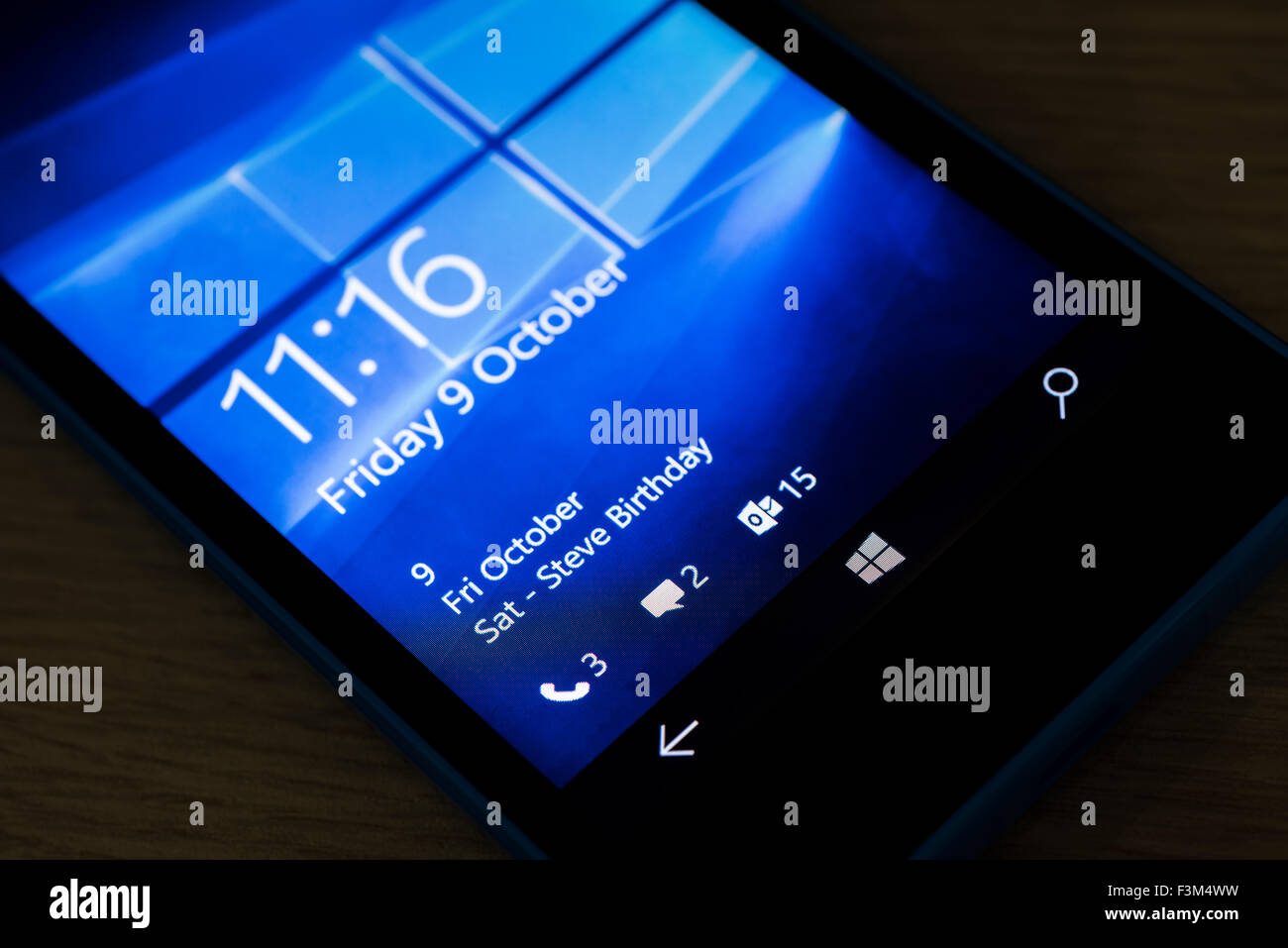 Der Sperrbildschirm eines Windows 10 Smartphones. Stockfoto