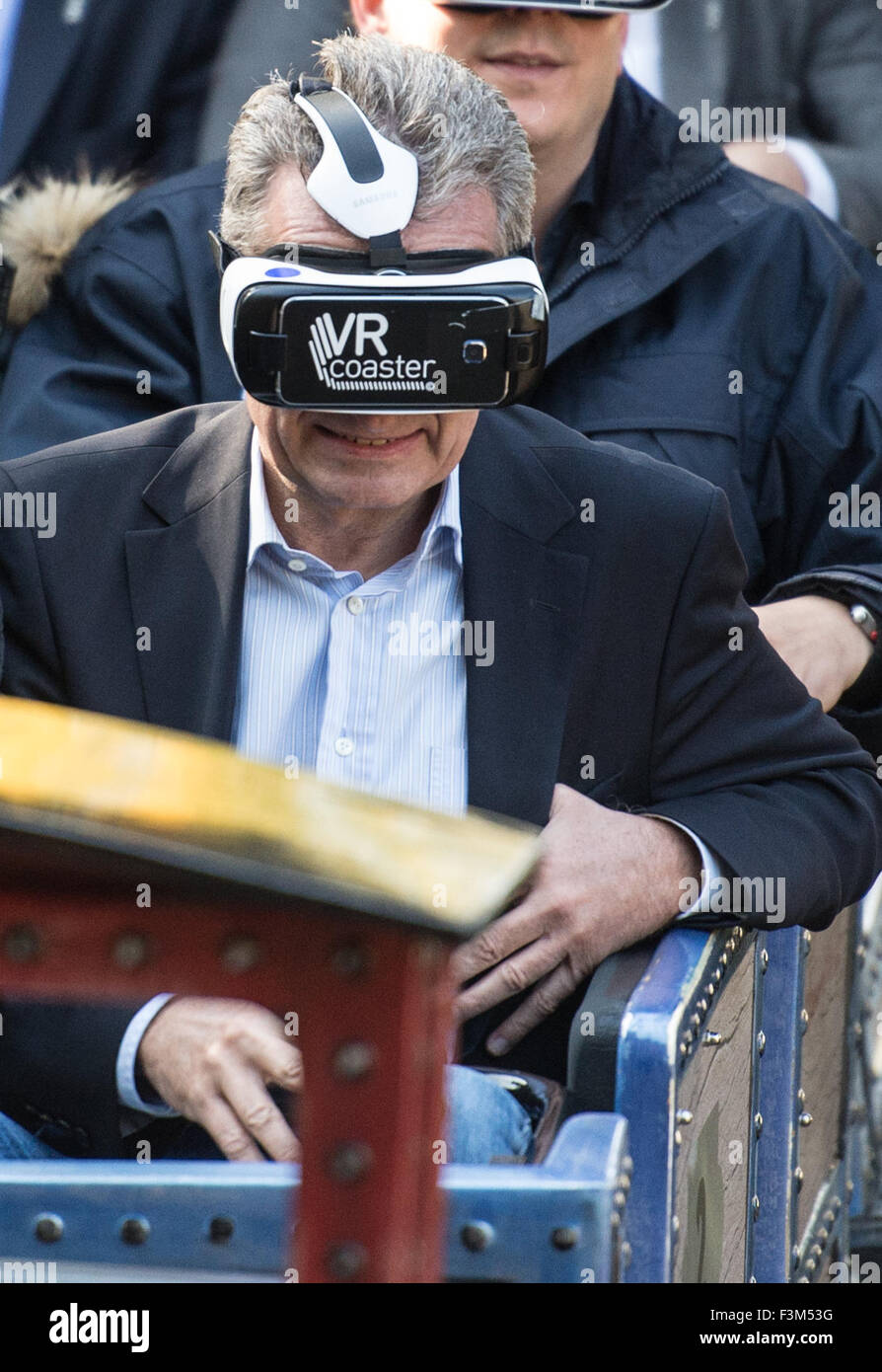 Rust, Deutschland. 9. Oktober 2015. Günther Oettinger (CDU), EU-Kommissar für die Digitalwirtschaft und Gesellschaft mit Virtual Reality (VR) Brille von Oculus im Europa-Park in Rust, Deutschland, 9. Oktober 2015. In der VR können Schutzbrillen neuen virtuellen Welten in der Zukunft erstellt werden. Der Träger dann bewegt sich live in der Achterbahn 'Alpenexpress' aber hat visuell erlebt neue virtuelle Welten Foto: PATRICK SEEGER/Dpa/Alamy Live News Stockfoto