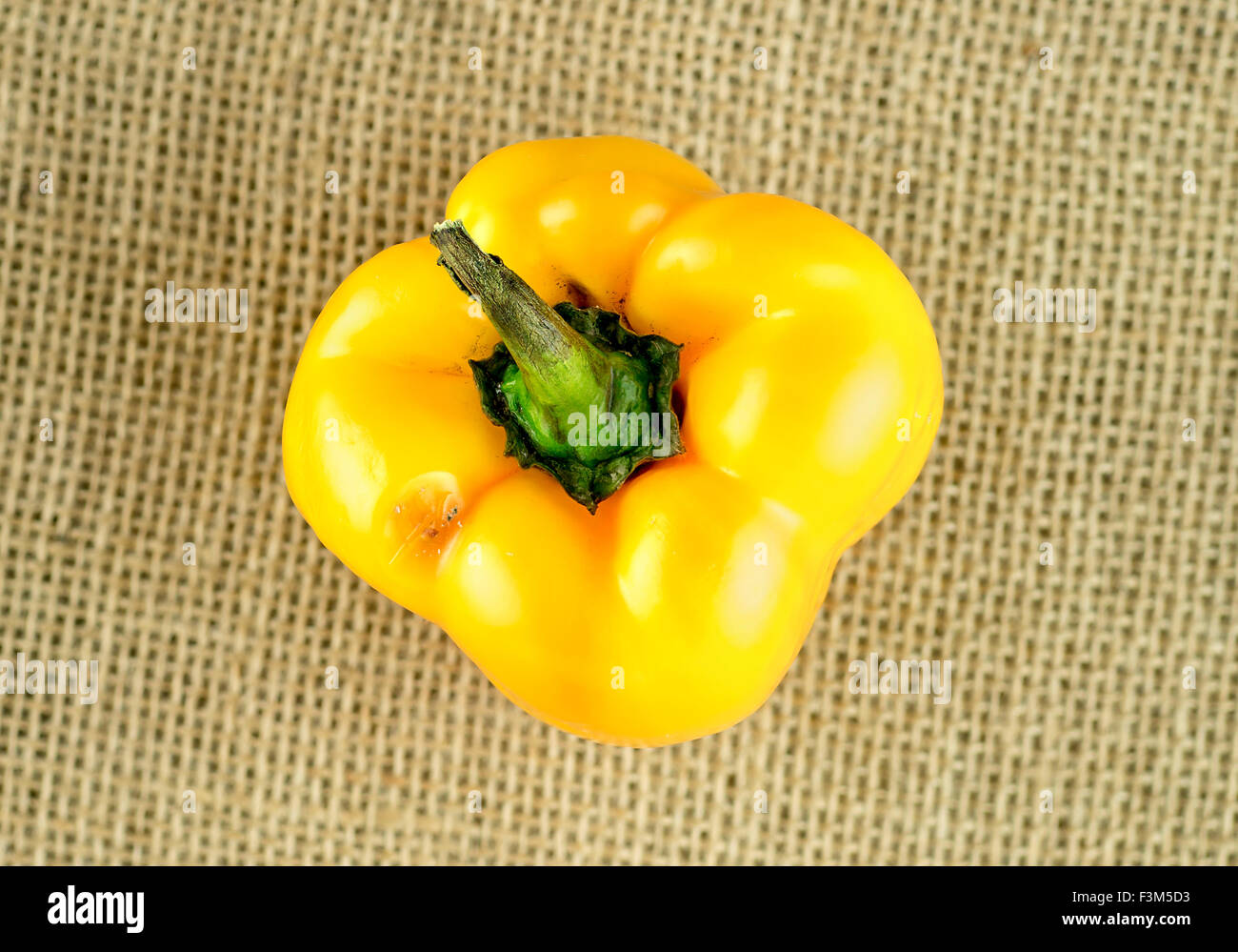 Saftige Reife gelbe Paprika auf rustikalen hessischen Stockfoto