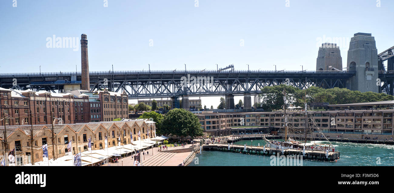 Panoramablick über die Sydney Harbour Bridge durch Campbells Cove Stockfoto