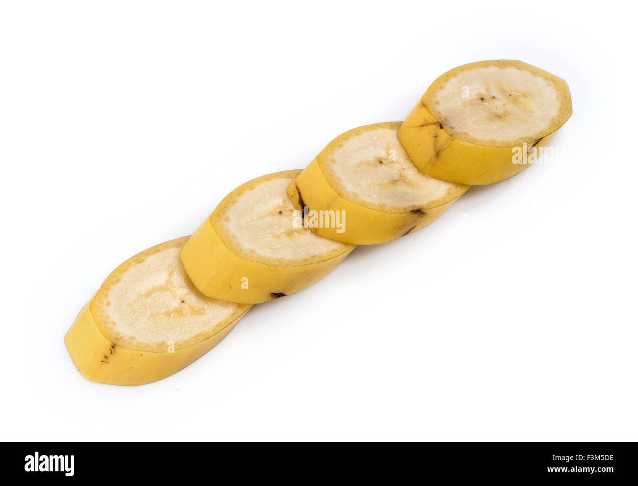 Makroaufnahme einer Stücke Banane gegen weiß Stockfoto