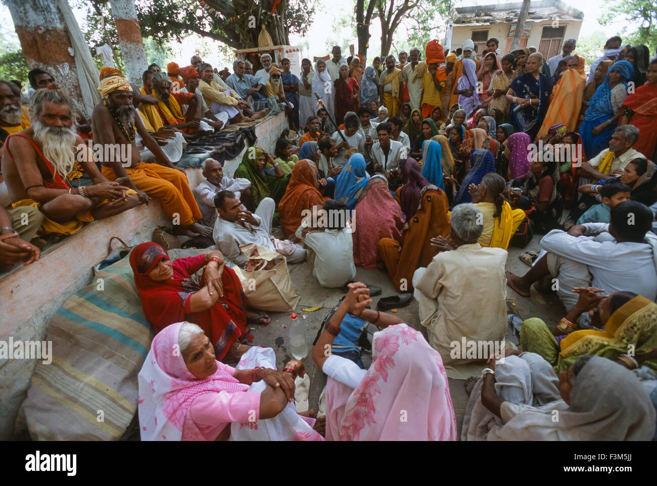 Scharen von Pilgern, die sitzen in einem Ashram nach dem Baden auf die Simhastha Kumbh Mela 2004, Ujjain, Madhya Pradesh, Indien Stockfoto