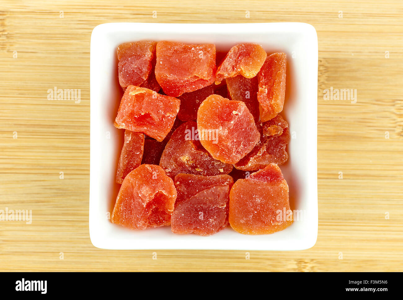 Dehydrierte getrocknete Papaya in Schüssel weiß Stockfoto