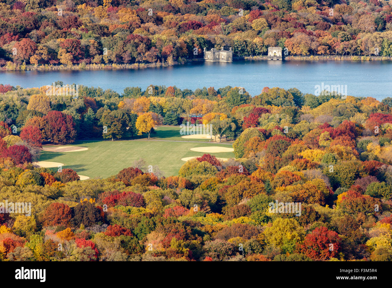Luftaufnahme des Great Lawn und Jacqueline Kennedy Onassis Reservoir im Central Park mit Laub Herbstfarben. New York Stockfoto