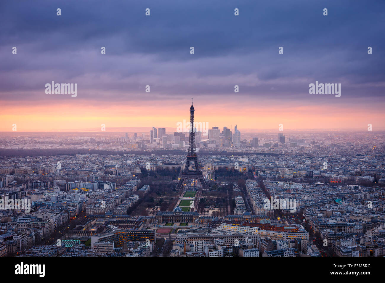 Paris-Stadt in der Abenddämmerung in rosa gekleidet. Luftaufnahme von Paris und den Eiffelturm, Champ de Mars, Trocadero und La Defense Stockfoto