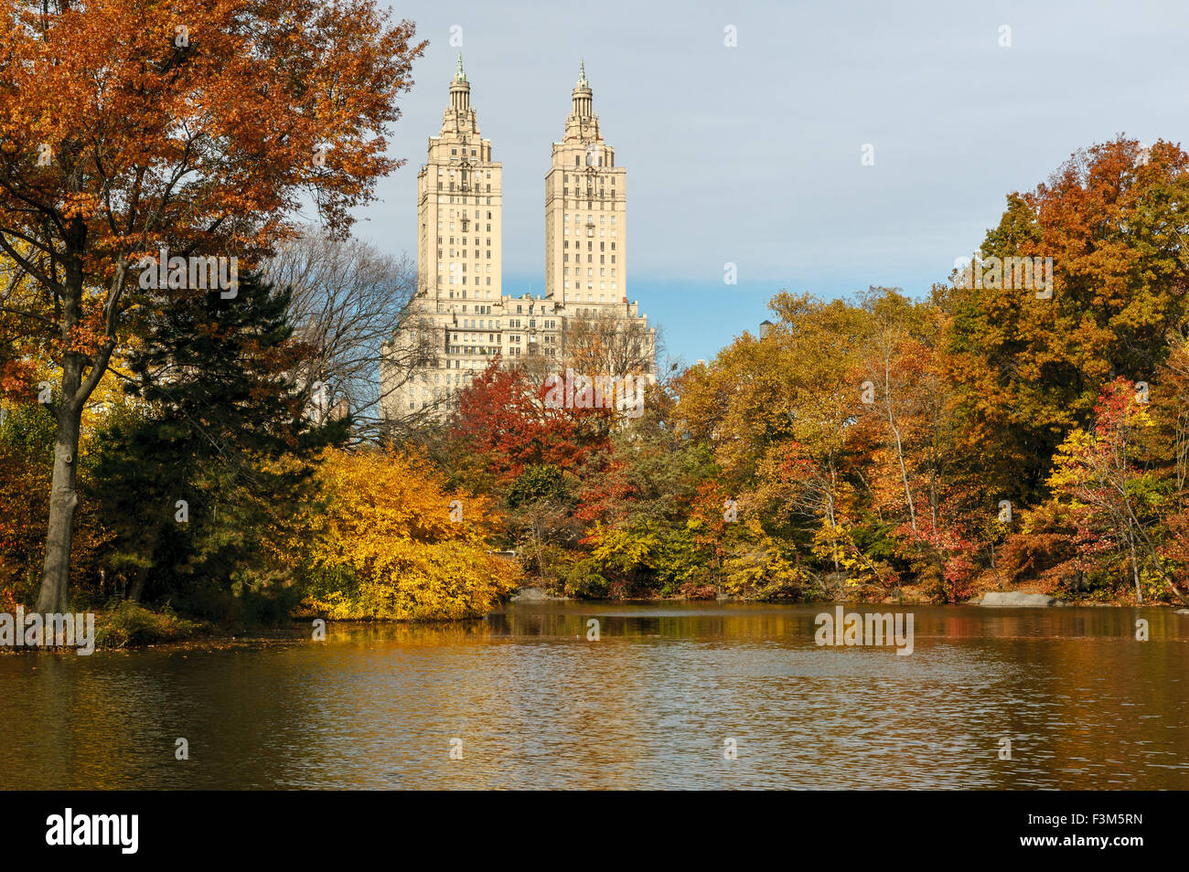 Herbstliche Aussicht vom Central Park über den See in Richtung Central Park West, New York City, USA. Stockfoto
