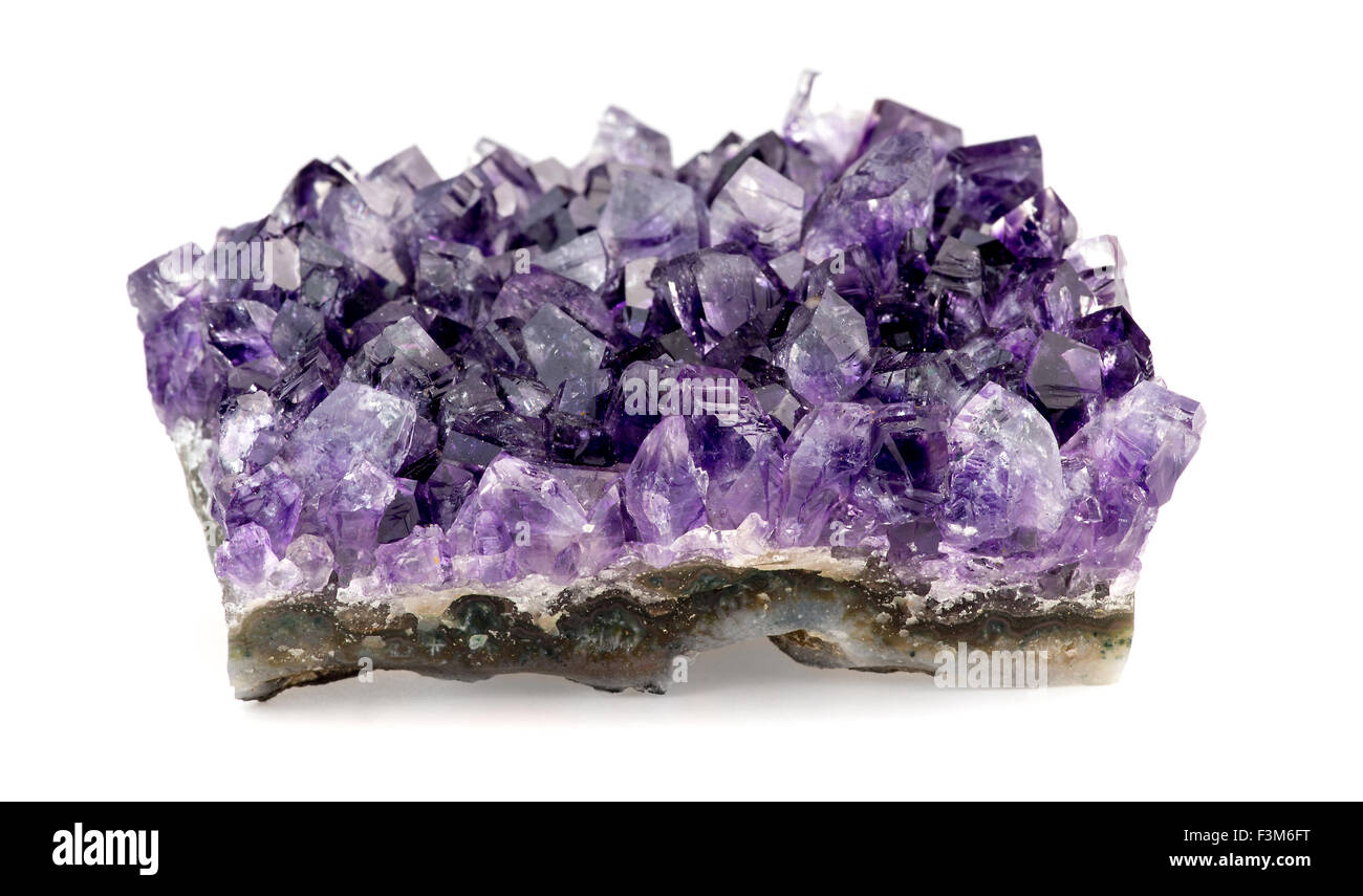 Makro Nahaufnahme von lila Amethyst Geode auf weißem Hintergrund Stockfoto