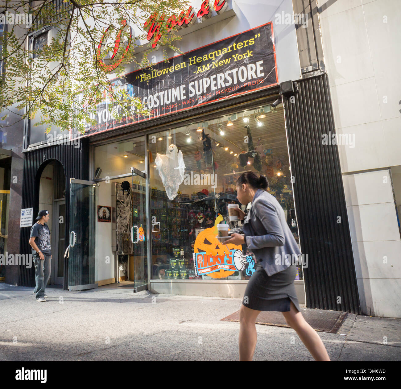 Fenster eine Ricky Halloween PopupStore in New York lockt Käufer mit den HalloweenLieferungen