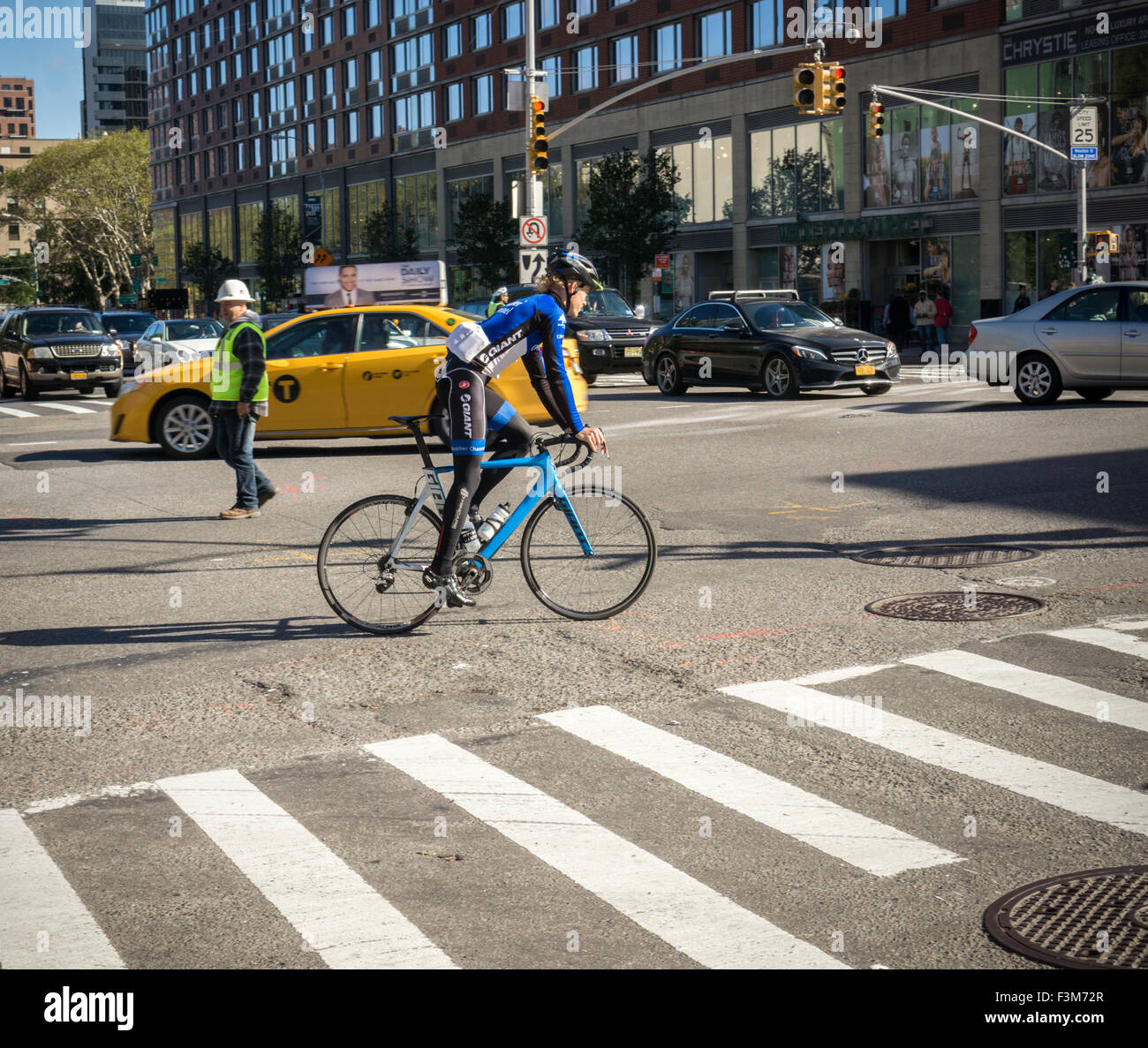 Ein kostümierter Radfahrer Manöver durch die belebte Bowery und Houston Street Kreuzung in New York auf Sonntag, 4. Oktober 2015. (© Richard B. Levine) Stockfoto