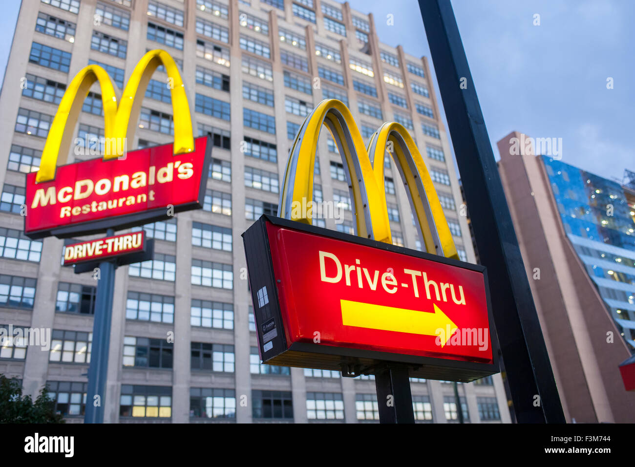 Der 10. Avenue McDonald's-Restaurant am Montag, 5. Oktober 2015 in New York. Die Website des Fast-Food-Restaurants erworben wurde durch Verwandte Cos. für einen ungenannten Betrag und die McDonald's, die es Jahrzehnten seit, wird geschlossen. 65 Mitarbeiter werden bis Ende des Jahres entlassen werden. Die Website wird ein weiterer Wolkenkratzer im Mega-Hudson Yards Projekt geworden.  (© Richard B. Levine) Stockfoto