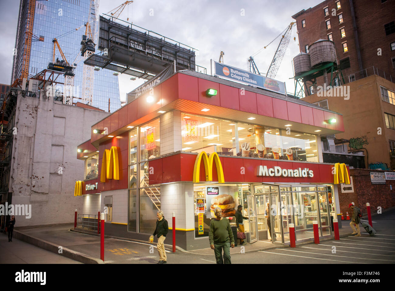 Der 10. Avenue McDonald's-Restaurant am Montag, 5. Oktober 2015 in New York. Die Website des Fast-Food-Restaurants erworben wurde durch Verwandte Cos. für einen ungenannten Betrag und die McDonald's, die es Jahrzehnten seit, wird geschlossen. 65 Mitarbeiter werden bis Ende des Jahres entlassen werden. Die Website wird ein weiterer Wolkenkratzer im Mega-Hudson Yards Projekt geworden.  (© Richard B. Levine) Stockfoto