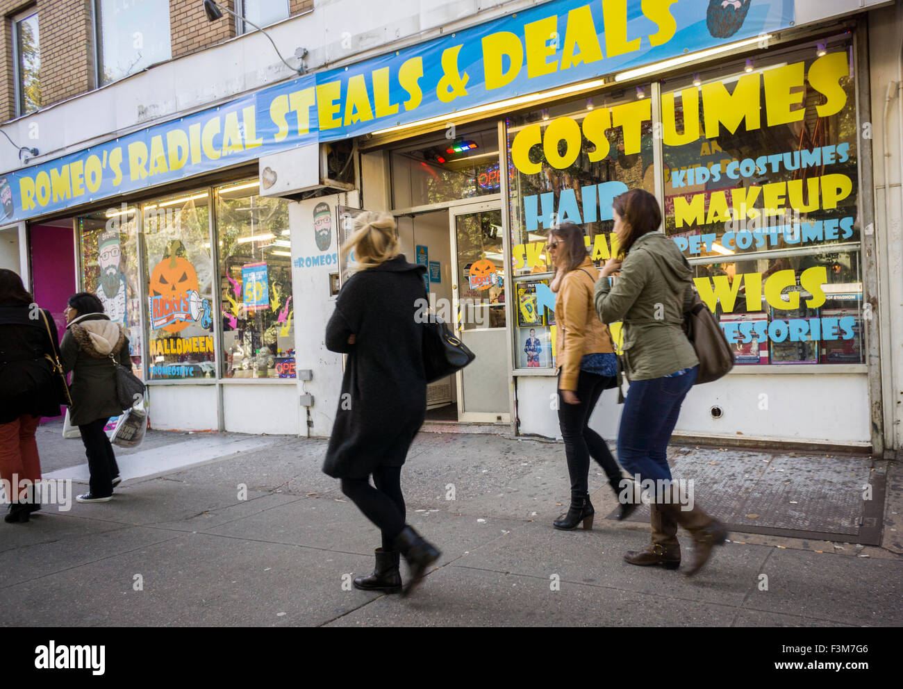 Halloween city pop up store in Fotos und Bildmaterial in hoher
