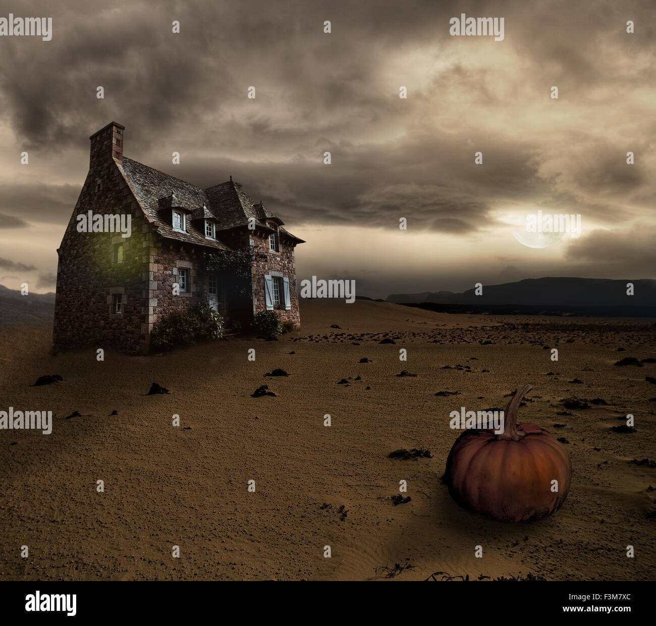 Apokalyptische Halloween-Landschaft mit alten Haus Kürbis Stockfoto