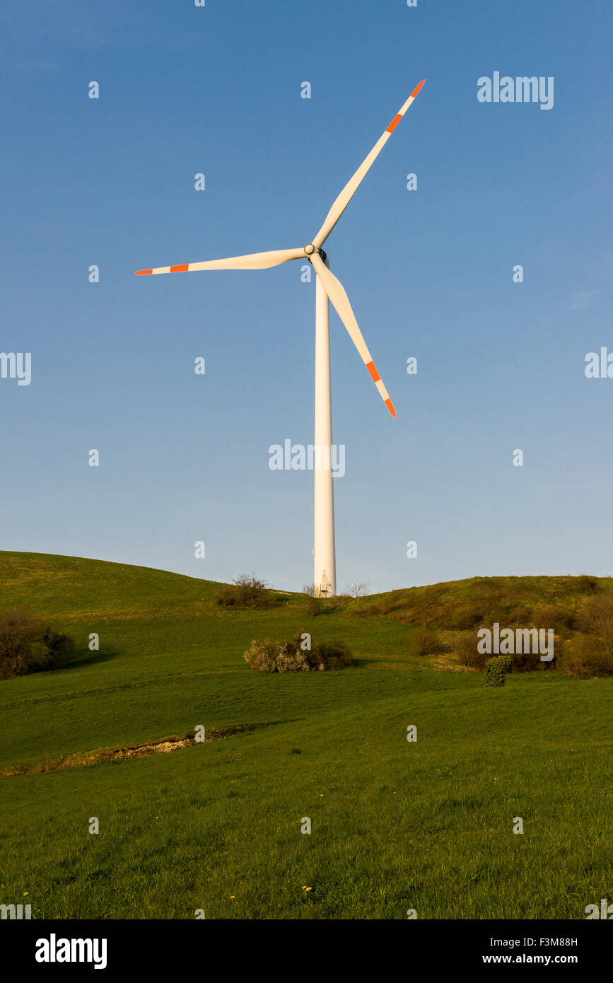 Eine Windenergieanlage ist in eine hügelige Landschaft Stockfoto