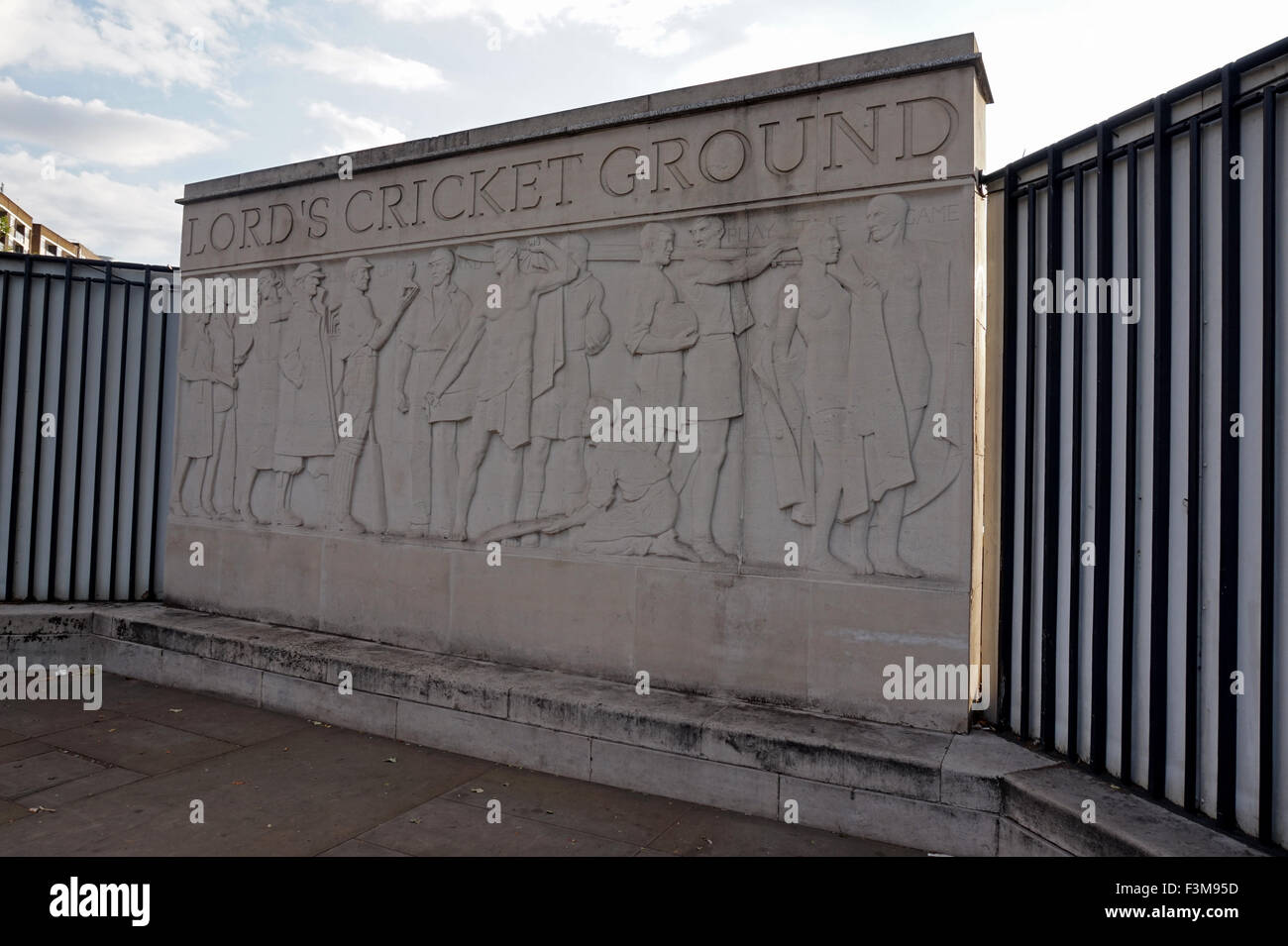 Marmorrelief außerhalb des Herrn Cricket Ground, St Johns Wood, London, England Stockfoto
