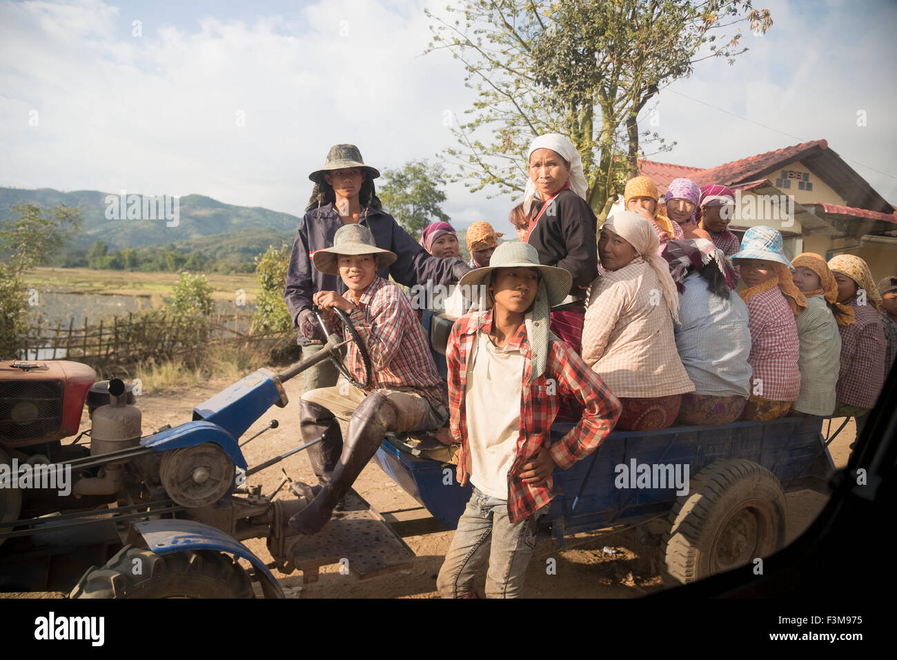 Traktor, Myanmar, Female Construction Worker Stockfoto