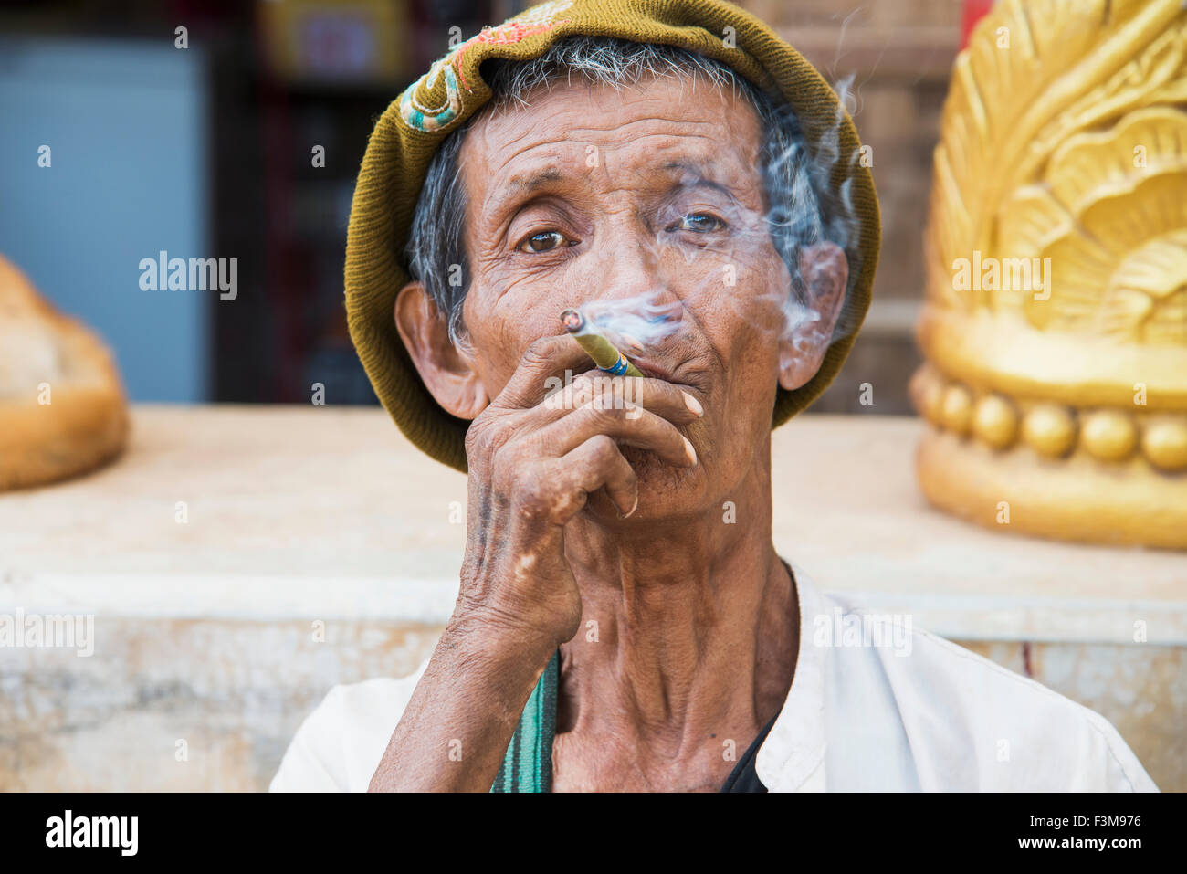 Senior, Portrait, Rauchen, Myanmar, echte Menschen Stockfoto