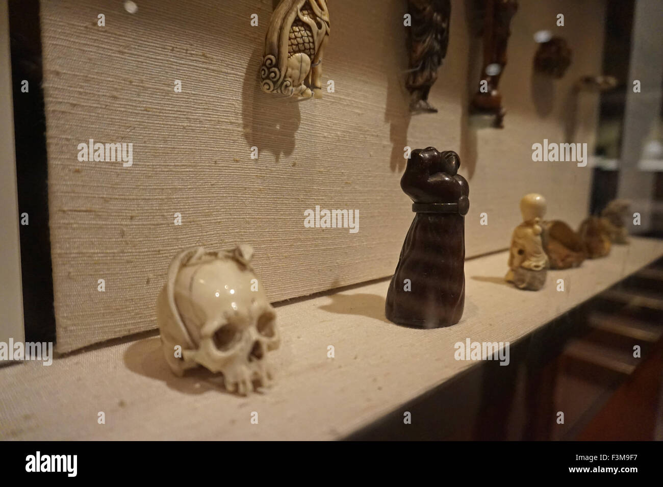 Netsuke (Knebel) auf dem Display in der japanischen Gallery, British Museum Stockfoto