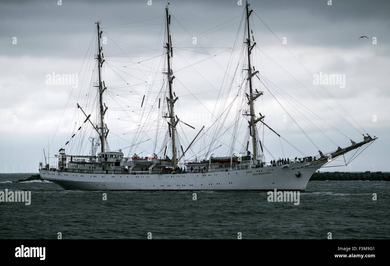 Tall Ship Dar Modziey nähert sich auf hoher See IJmuiden Hafen für SAIL Amsterdam 2015 Stockfoto