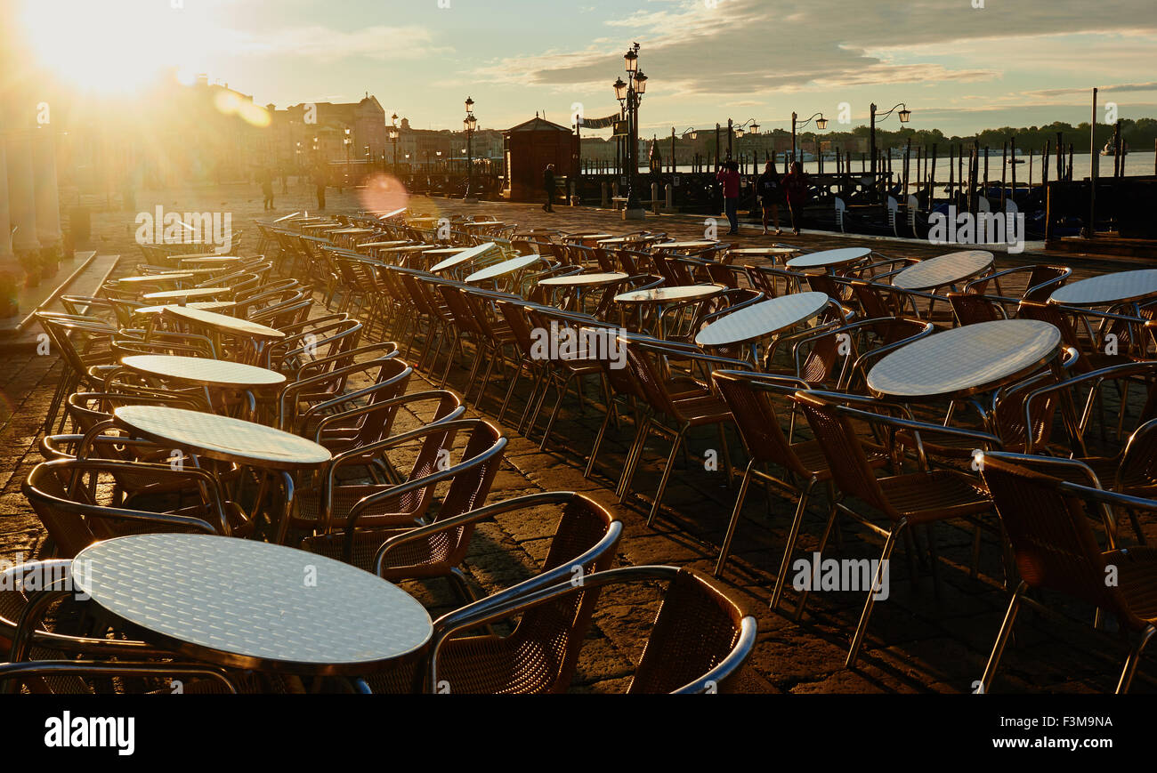 Sonne auf der Terrasse von Tischen und Stühlen, die Schaffung von Flare-Effekte Venedig Veneto Italien Europa Stockfoto