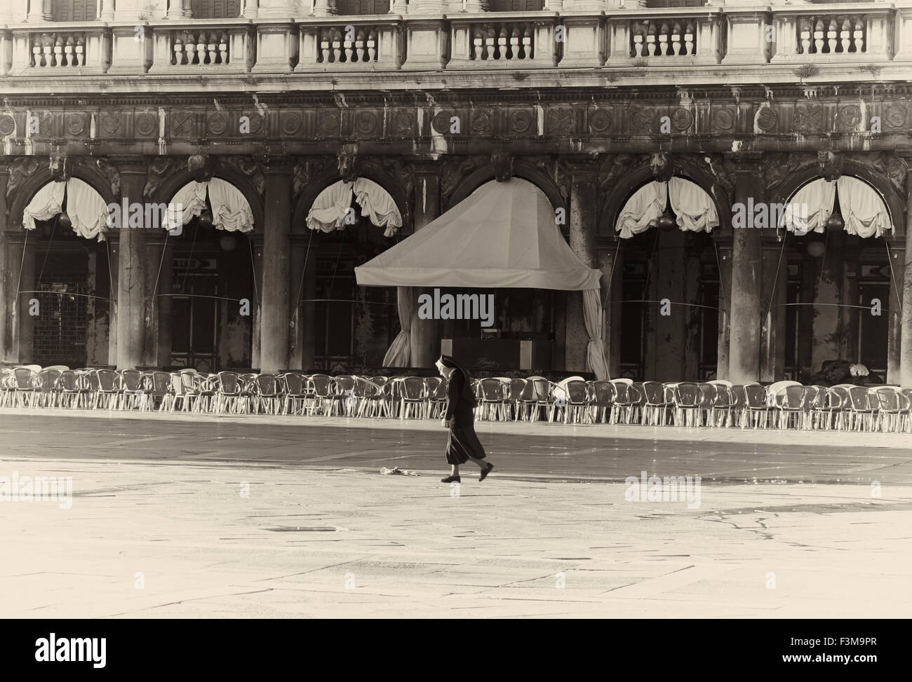 Nonne, die zu Fuß vor der Caffe Florian Piazza San Marco Venedig Veneto Italien Europa Stockfoto
