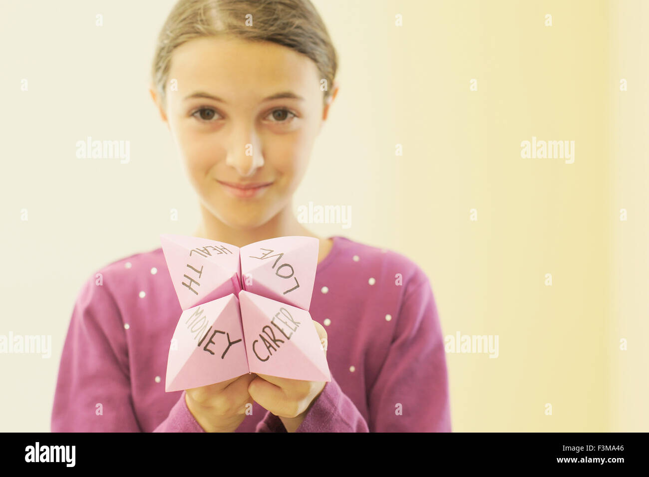 Porträt, Teenager-Mädchen, Origami Wahrsagerin Stockfoto