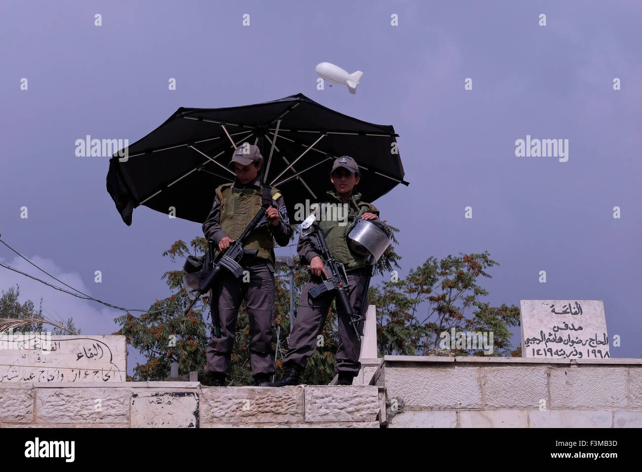 Eine polizeiliche Überwachung Ballon fliegen über israelische Soldatinnen in der muslimischen Viertel Altstadt Jerusalem Israel auf Wache stehen Stockfoto