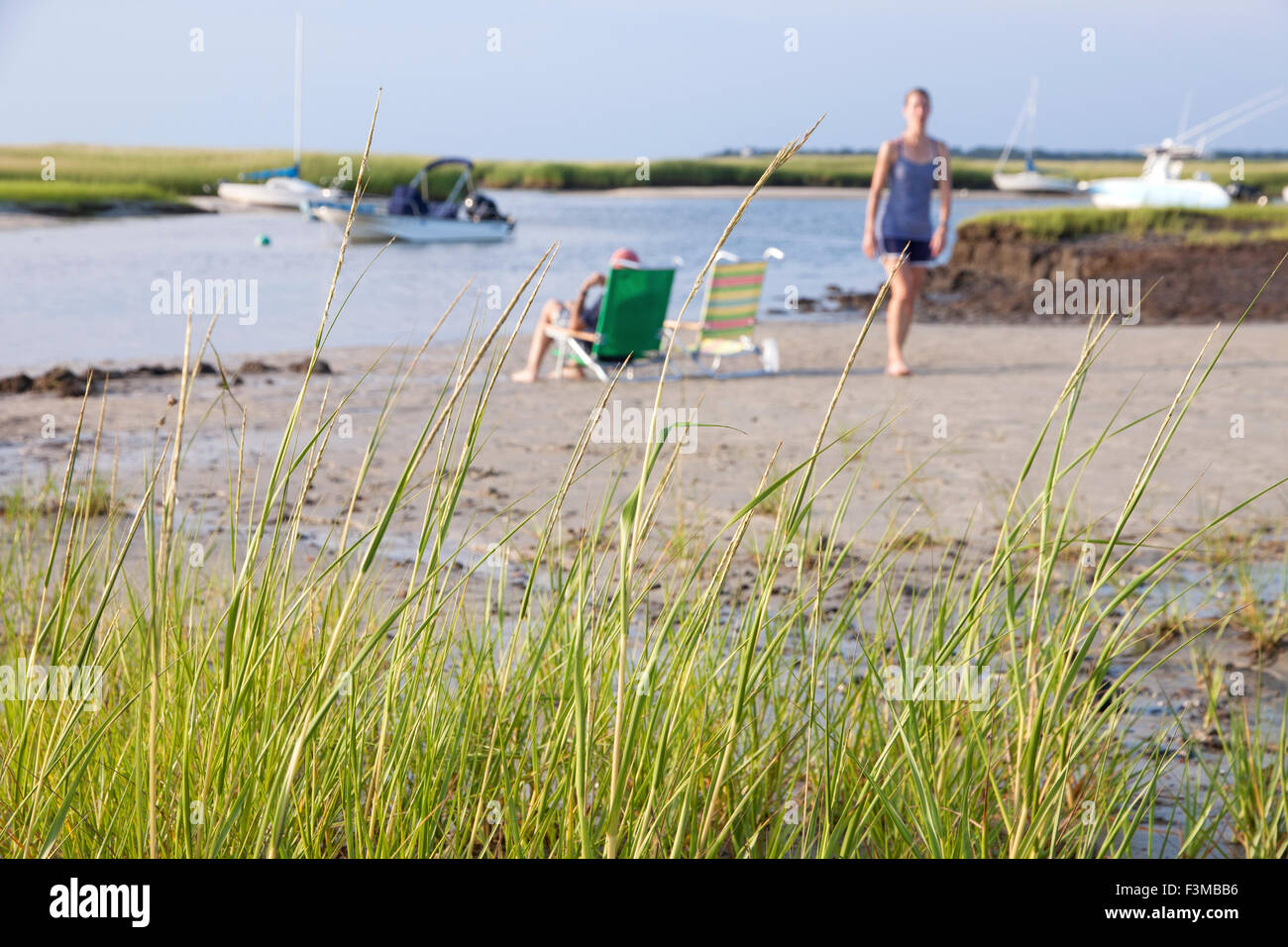 Frau zu Fuß entfernt von ihrem männlichen Begleiter am Strand Stockfoto