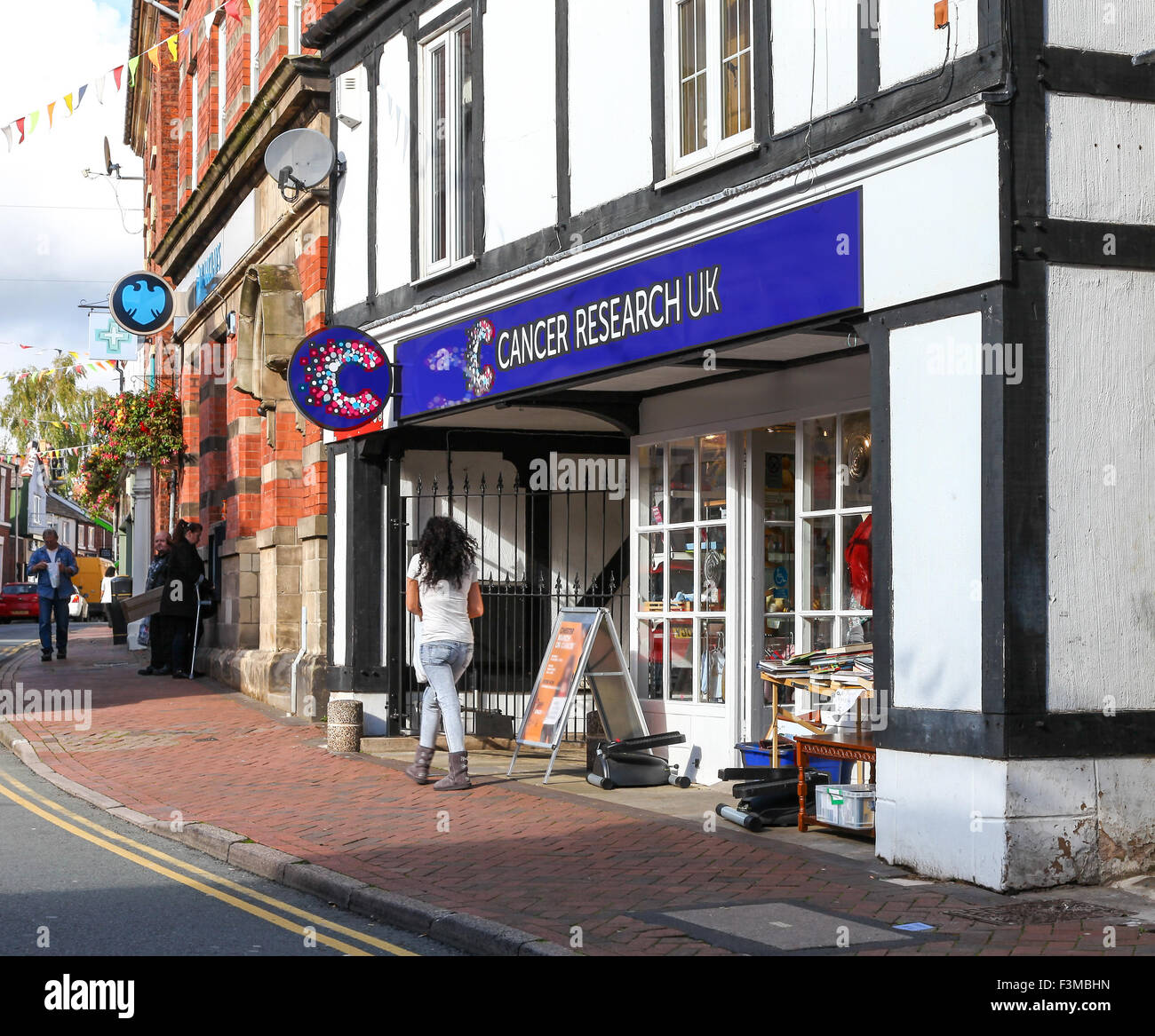 Die Fassade oder die Fassade eines Cancer Research UK Shops im Middlewich Cheshire England UK Stockfoto