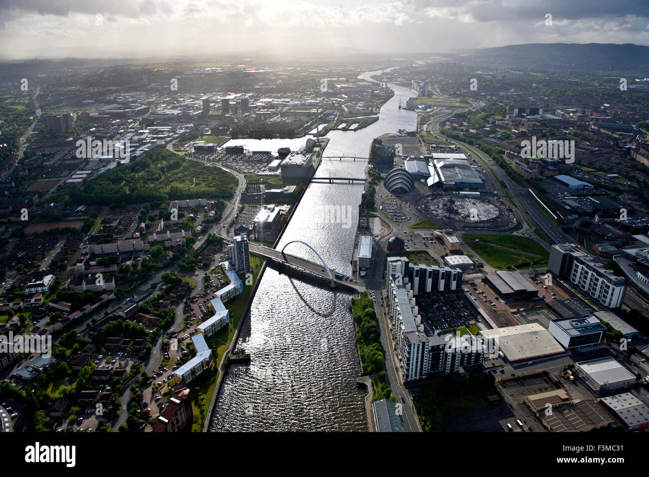 Luftaufnahme des Flusses Clyde durch Glasgow mit The Clyde Arc im Vordergrund ausgeführt Stockfoto