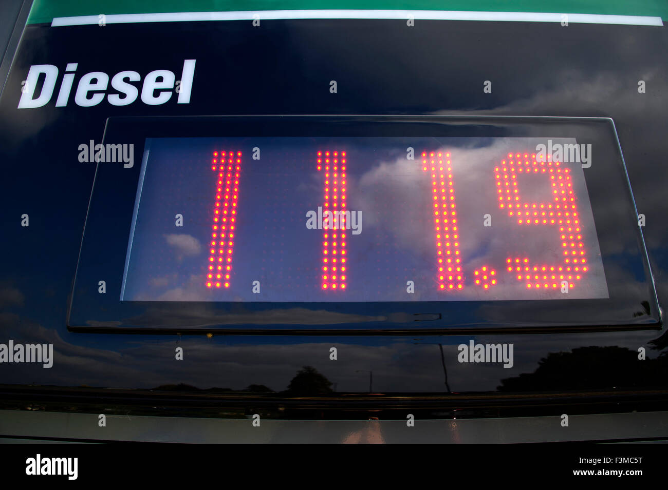 Preis Zeichen anzeigen auf eine Texaco-Tankstelle Vorplatz in Cirencester, Gloucestershire, zeigen aktuelle Preise für Brennstoffe. eine UK Stockfoto