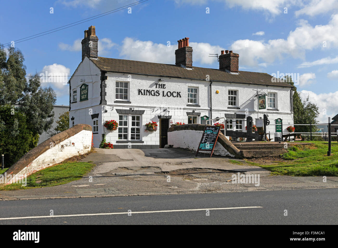 Der König Schloss Pub auf dem Trent und Mersey Kanal bei Middlewich Cheshire England UK Stockfoto