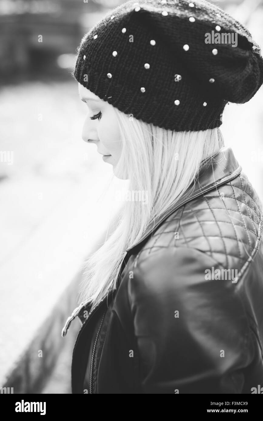 Porträt-Profil der junge schöne blonde glatte Haare Frau in der Stadt, auf der Suche nach unten, nachdenklich - denken, Zukunft, durchdachte Konzept - schwarz / weiß Stockfoto