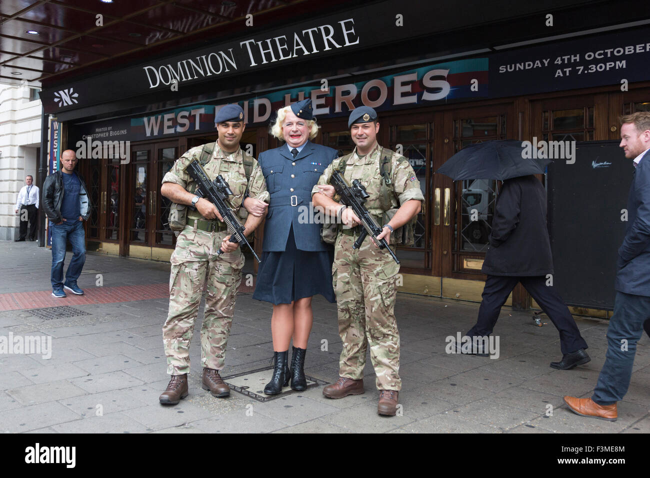 Photocall mit Christopher Biggins, gekleidet wie eine Polizistin RAF und Mitglieder der bewaffneten Kräfte der jährlichen West End Helden-Gala-Konzert im Teatro Domäne auf Sonntag, 4. Oktober 2015 starten. Christopher Biggins wird Gastgeber dieser Veranstaltung, die Geld für die Hilfsorganisation Help For Heroes wirft. Stockfoto