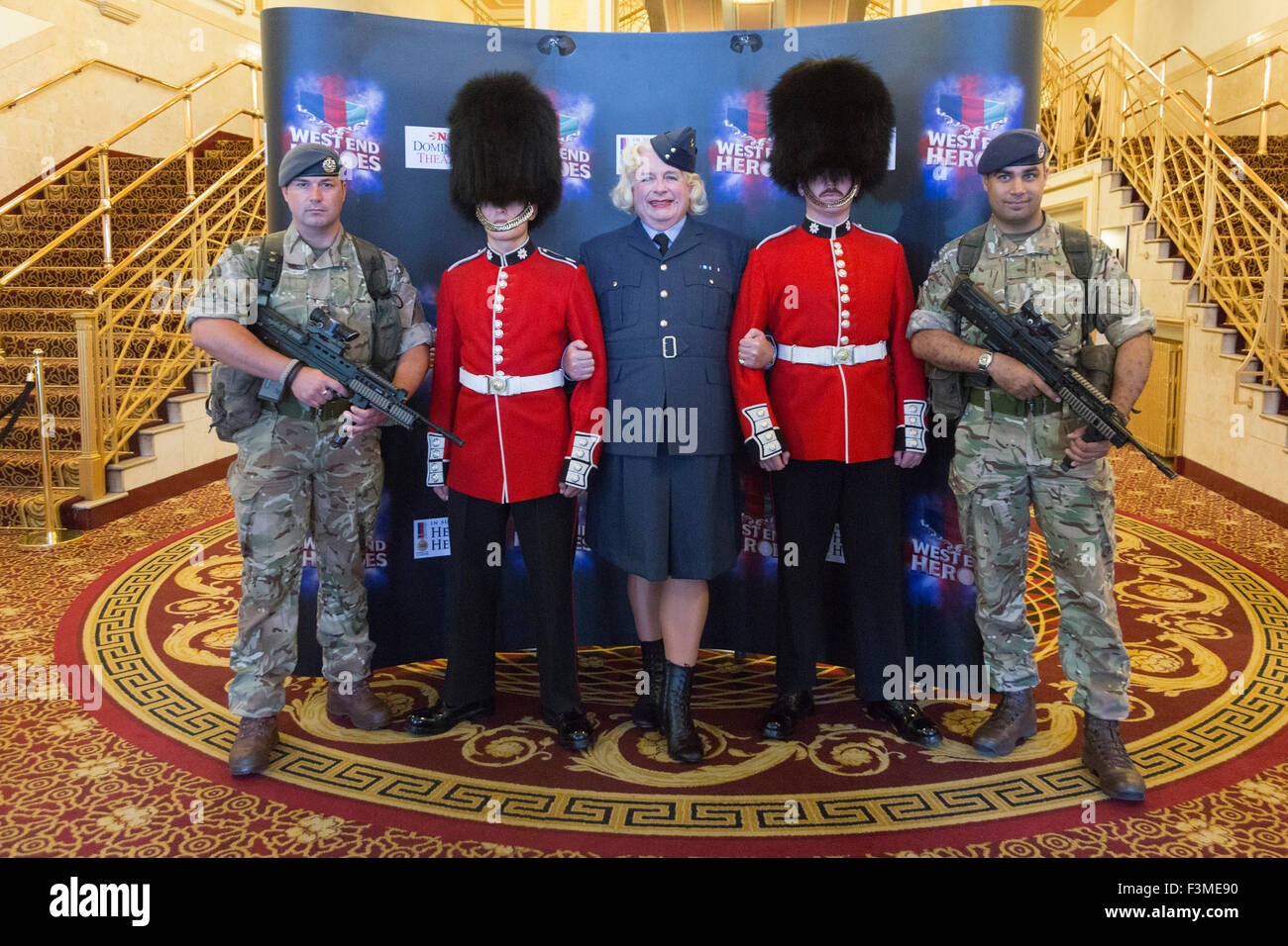 Photocall mit Christopher Biggins, gekleidet wie eine Polizistin RAF und Mitglieder der bewaffneten Kräfte der jährlichen West End Helden-Gala-Konzert im Teatro Domäne auf Sonntag, 4. Oktober 2015 starten. Christopher Biggins wird Gastgeber dieser Veranstaltung, die Geld für die Hilfsorganisation Help For Heroes wirft. Stockfoto