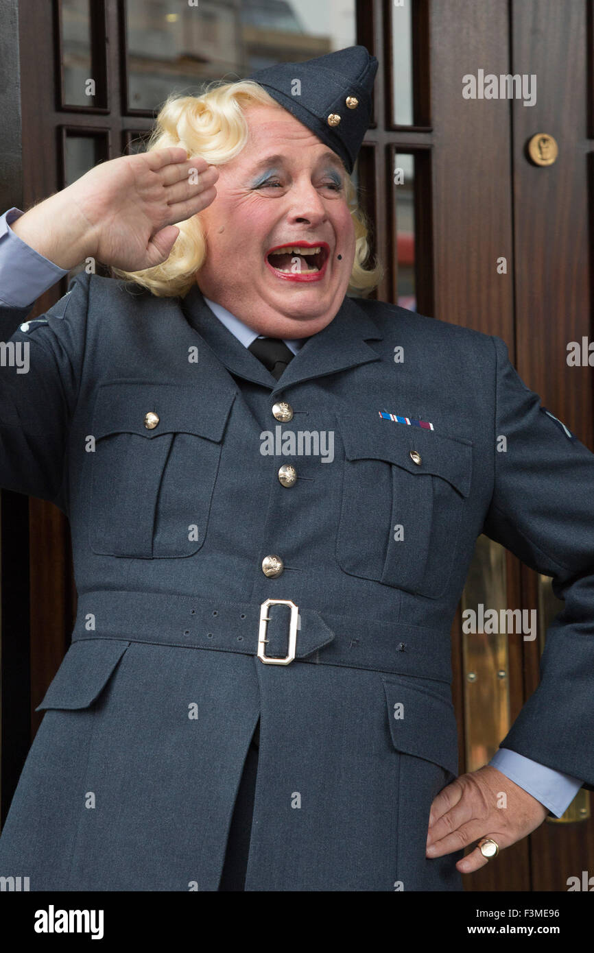 Photocall mit Christopher Biggins gekleidet wie eine Polizistin RAF Einführung der jährlichen West End Helden-Gala-Konzert im Teatro Domäne auf Sonntag, 4. Oktober 2015. Christopher Biggins wird Gastgeber dieser Veranstaltung, die Geld für die Hilfsorganisation Help For Heroes wirft. Stockfoto