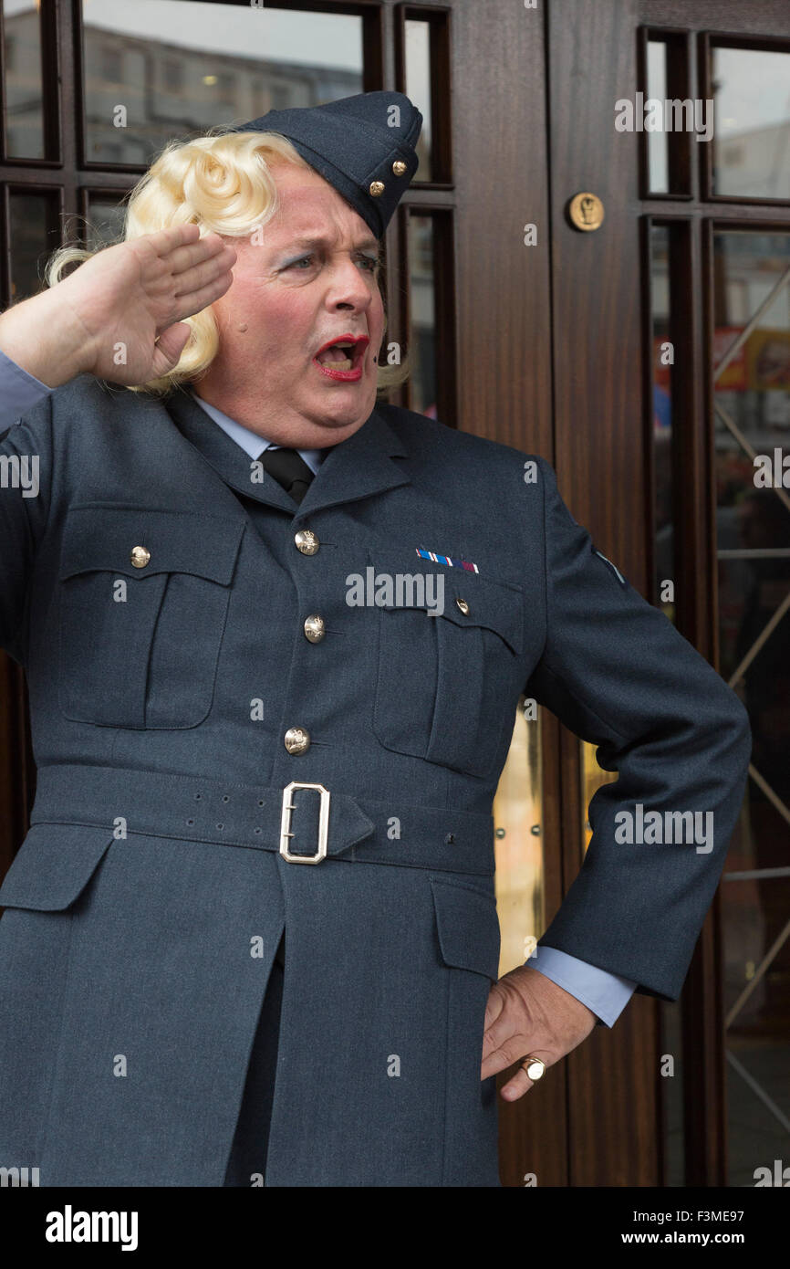 Photocall mit Christopher Biggins gekleidet wie eine Polizistin RAF Einführung der jährlichen West End Helden-Gala-Konzert im Teatro Domäne auf Sonntag, 4. Oktober 2015. Christopher Biggins wird Gastgeber dieser Veranstaltung, die Geld für die Hilfsorganisation Help For Heroes wirft. Stockfoto