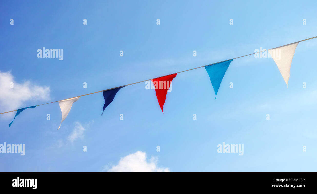Bunte Dekoration Flaggen auf blauen Himmelshintergrund. Stockfoto