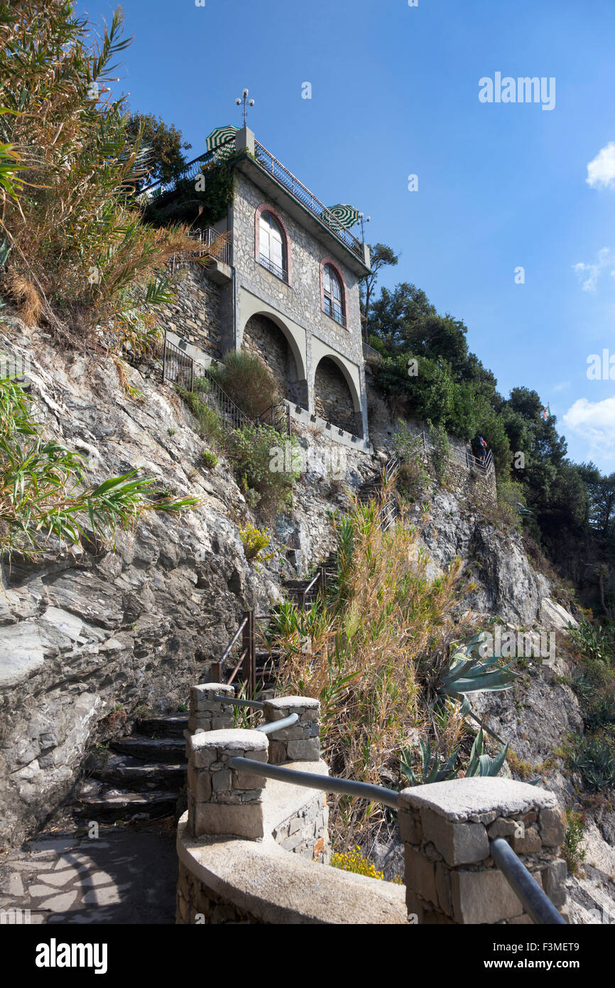 Haus auf einer Klippe Schritt zwischen Monterosso al Mare und Vernazza Cinque Terre, Italien Stockfoto