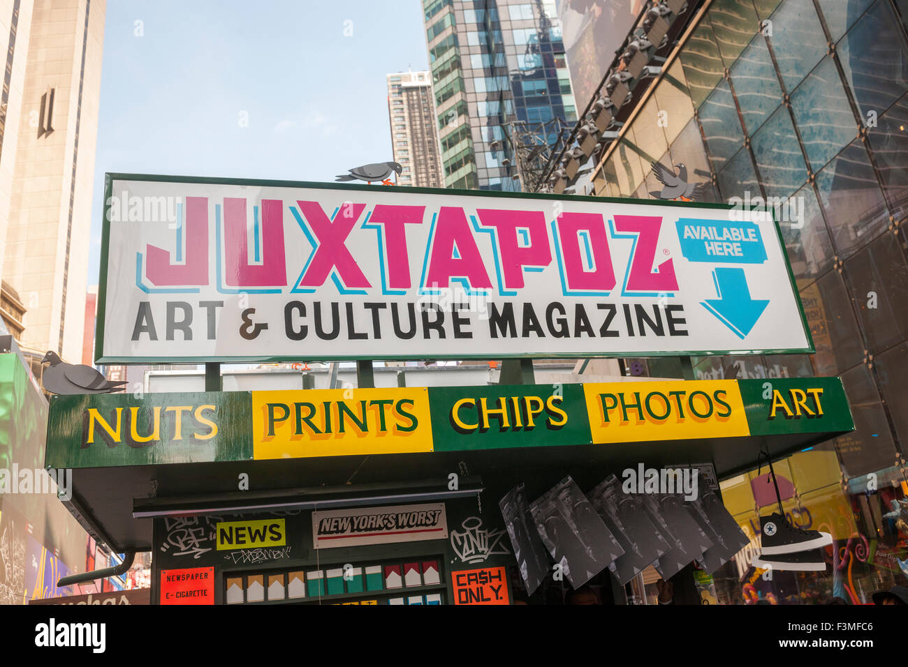 New York, NY, USA. 9. Oktober 2015. Detail des "T. SQ Kiosk" in Times Square in New York auf Freitag, 9. Oktober 2015. Vom Künstler geschaffenen Kimou "Grotesk" Meyer mit Sieg Journal und Juxtapoz Magazine, das Popup-Fenster zeigt und verkauft Kunst und Kultur Zines durch eine Litanei von Künstlern geschaffen. Es werden im Geschäft an der Kreuzung der Welt bis 18.Oktober. Bildnachweis: Richard Levine/Alamy Live-Nachrichten Stockfoto