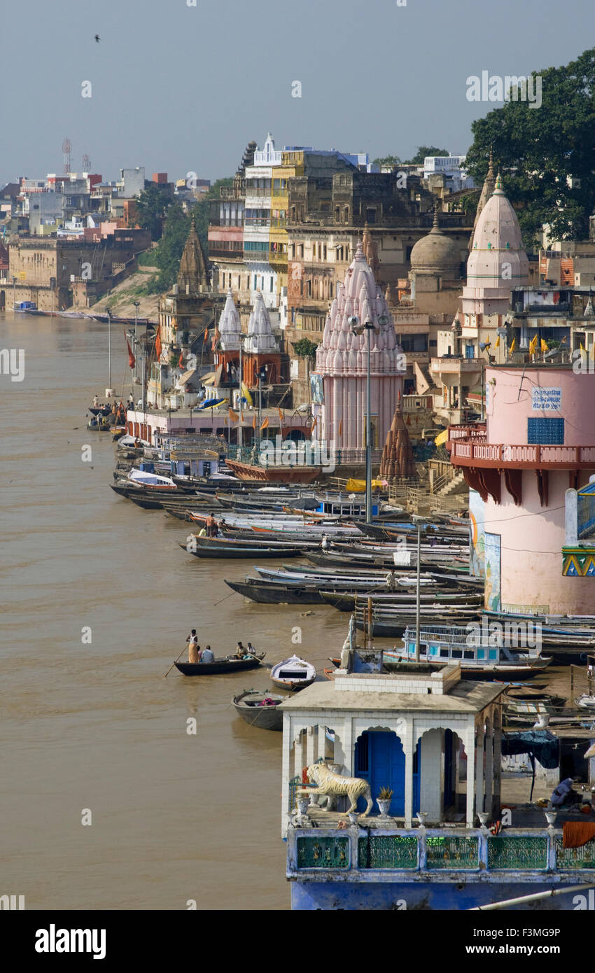 Ghats an den Ufern des Ganges Fluß in der Heiligen Stadt Varanasi. Varanasi, Uttar Pradesh, Indien. Ghats von Varanasi sind vielleicht die wichtigsten Stockfoto