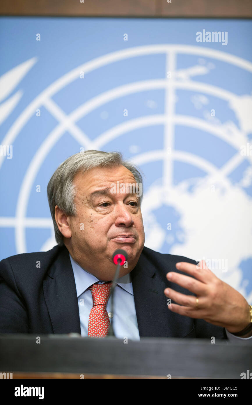 Genf, Schweiz. 9. Oktober 2015. UN-Hochkommissar für Flüchtlinge (UNHCR) Antonio Guterres spricht eine Pressekonferenz über die Flüchtlingskrise in Genf, Schweiz, 9. Oktober 2015. Wie die UN Refugee Agency (UNHCR) der 66. Sitzung des Geschäftsführenden Ausschusses dem Ende zuneigt, Bedeutung Hochkommissar António Guterres am Freitag der lebensfähige und ganzheitliche Lösungen für Flüchtlings- und humanitären Krisen auf der ganzen Welt zu finden. © Xu Jinquan/Xinhua/Alamy Live-Nachrichten Stockfoto