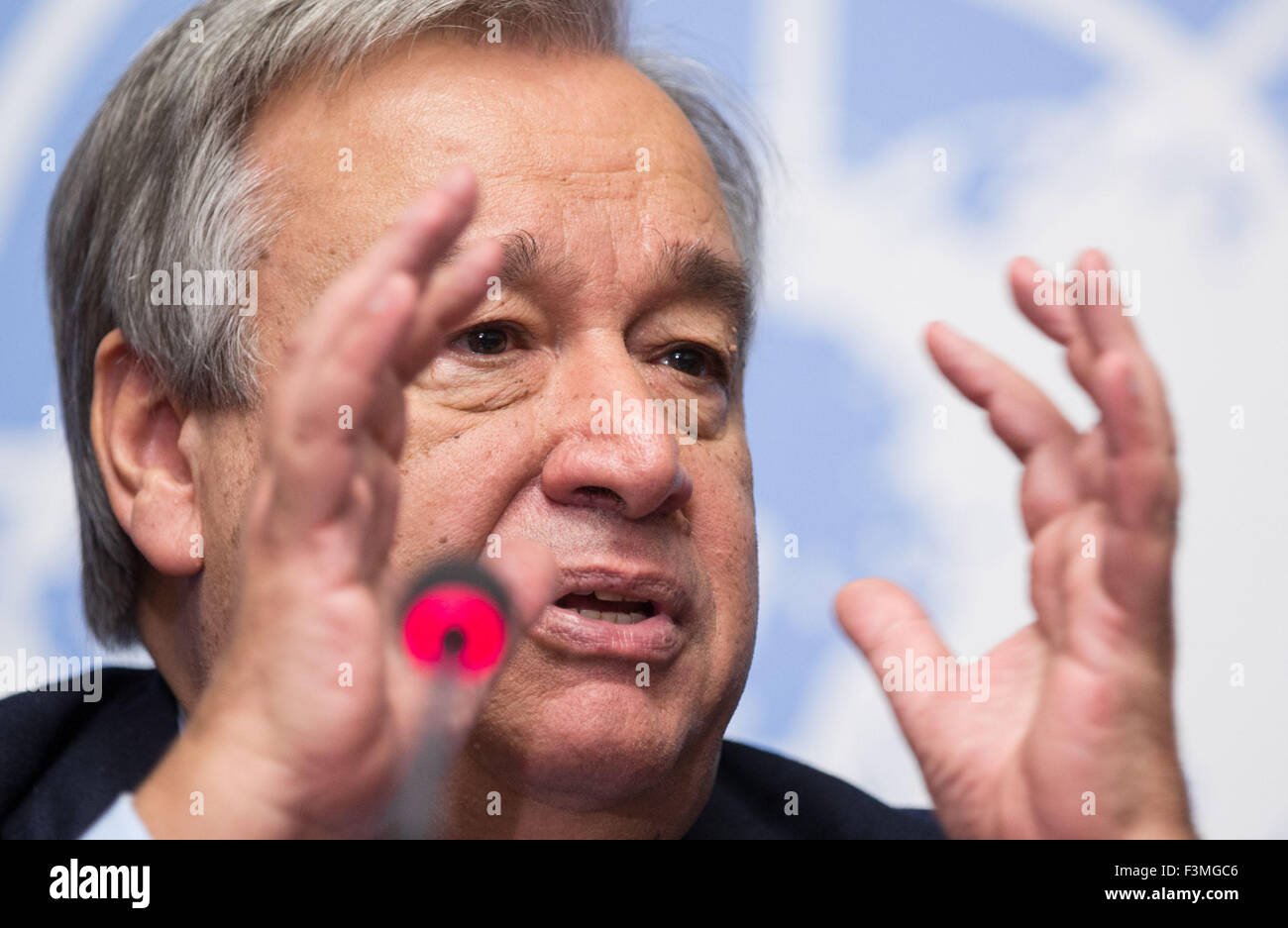 Genf, Schweiz. 9. Oktober 2015. UN-Hochkommissar für Flüchtlinge (UNHCR) Antonio Guterres spricht eine Pressekonferenz über die Flüchtlingskrise in Genf, Schweiz, 9. Oktober 2015. Wie die UN Refugee Agency (UNHCR) der 66. Sitzung des Geschäftsführenden Ausschusses dem Ende zuneigt, Bedeutung Hochkommissar António Guterres am Freitag der lebensfähige und ganzheitliche Lösungen für Flüchtlings- und humanitären Krisen auf der ganzen Welt zu finden. © Xu Jinquan/Xinhua/Alamy Live-Nachrichten Stockfoto